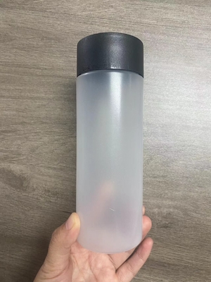 İzole edilmiş modern tasarımlı açık özelleştirilebilir plastik süt çayı şişeleri