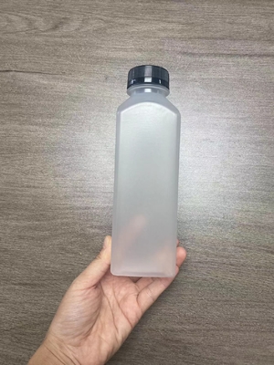 İzole edilmiş modern tasarımlı açık özelleştirilebilir plastik süt çayı şişeleri