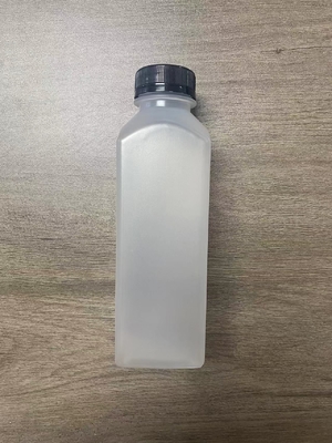 İzole edilmiş modern tasarımlı açık özelleştirilebilir plastik süt çayı şişeleri