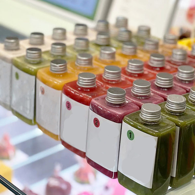 Soğuk içecekler için kapakları vidalı, kaliteli yalıtımlı plastik süt çayı şişeleri (500ml)