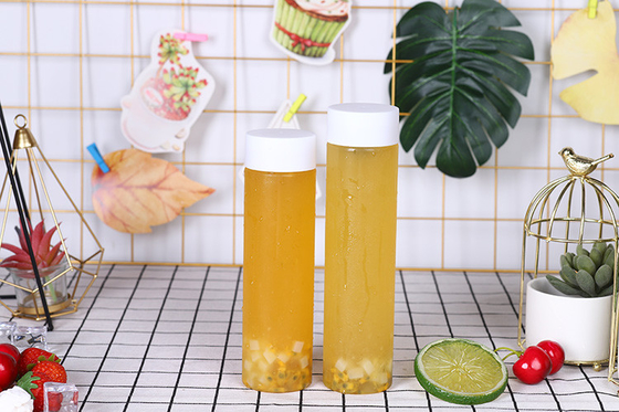 Şık Sızdırmazlık Tekrar Kullanılabilir İçecek Şişeleri Açık Kare / Yuvarlak Kullanımı Kolaylaştırmak İçin Kapaklı Modern Plastik vida