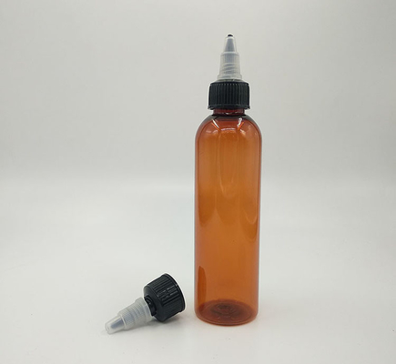 100 ml açık sıvı dolu, vida kapağı olan plastik şişeler