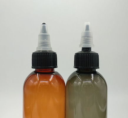 100 ml açık sıvı dolu, vida kapağı olan plastik şişeler
