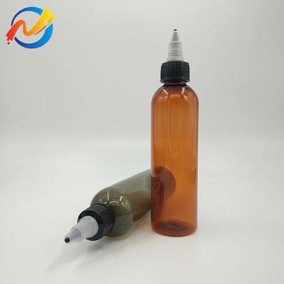 100 ml açık sıvı dolu, vida kapağı olan plastik şişeler