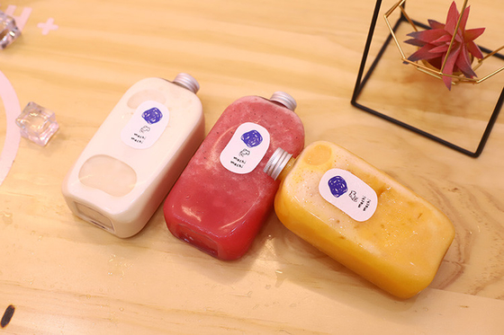 Kapaklarda vida bulunan özelleştirilebilir plastik 120 ml süt çayı şişeleri