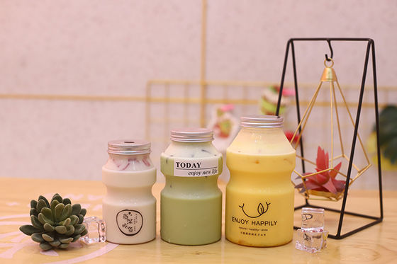 Plastik malzemelerden 250 ml kapasiteli orta boy süt çayı şişeleri
