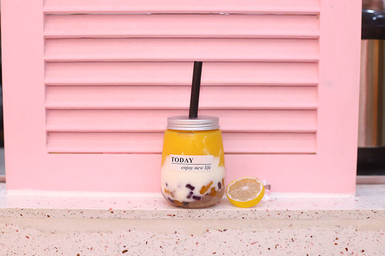 Modern Süt Çayı Şişeleri Açık Vuruşlu Kapak Dayanıklı Tekrardan Kullanılabilir Plastik Kaplar İçecek Paketleme ve Depolama için İdeal